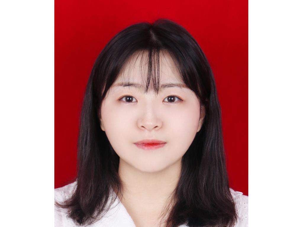 杨 莹